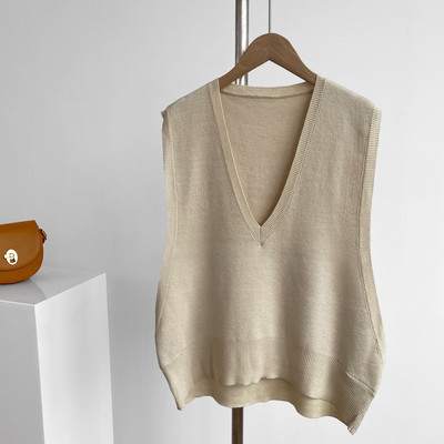 Lai spitsikaelusega kootud vest