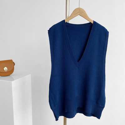 Lai spitsikaelusega kootud vest