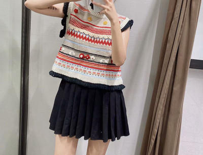 Naiste madala krae ja 3D elementidega kootud vest