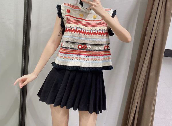 Naiste madala krae ja 3D elementidega kootud vest