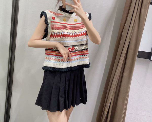 Naiste madala krae ja 3D elementidega kootud vest