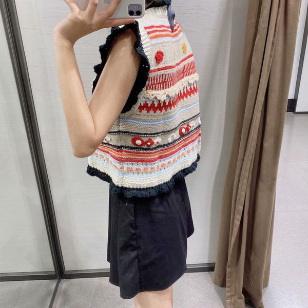 Naiste madala krae ja 3D elementidega kootud vest