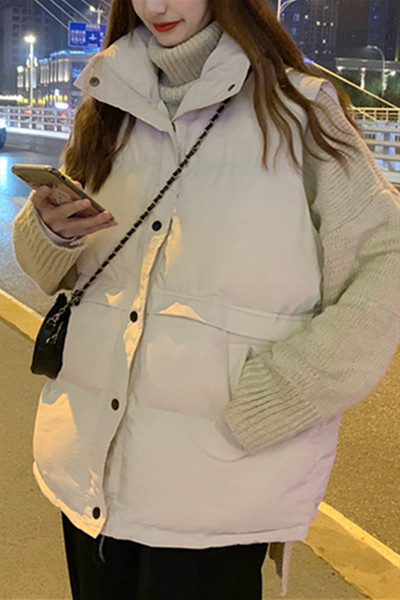 Naiste vabaaja vest kõrge krae ja taskutega heledas toonis