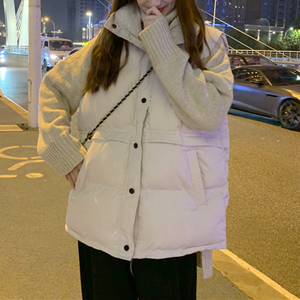 Naiste vabaaja vest kõrge krae ja taskutega heledas toonis