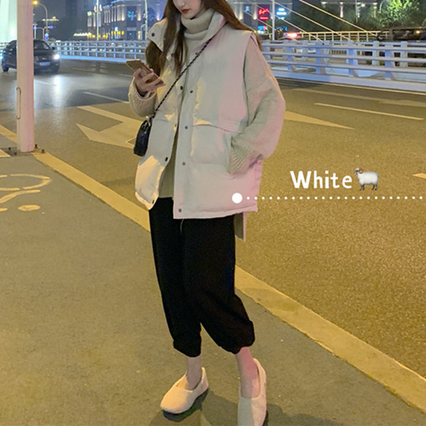 Naiste vabaaja vest kõrge krae ja taskutega heledas toonis