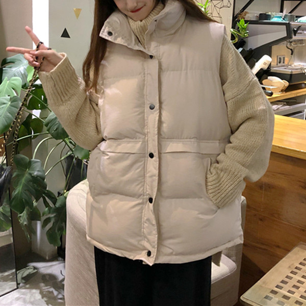 Naiste vabaaja vest kõrge krae ja taskutega heledas toonis