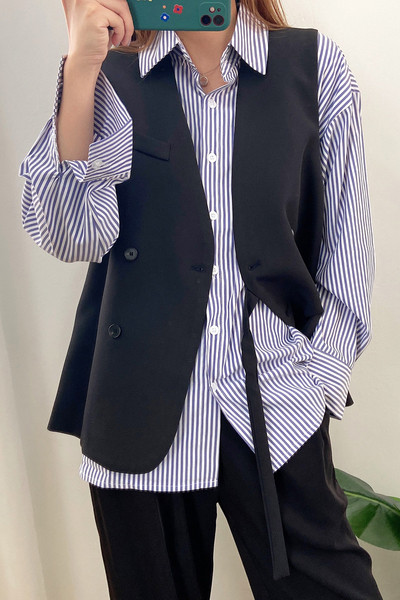 Naiste tekstiilist vest nööpide ja vööga