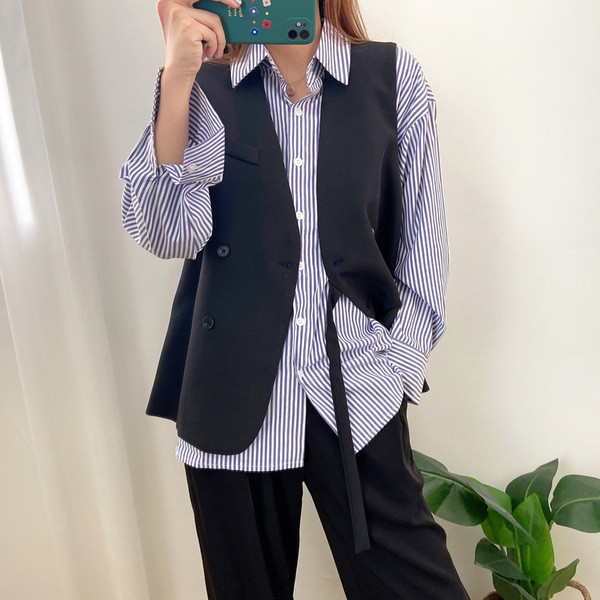 Naiste tekstiilist vest nööpide ja vööga