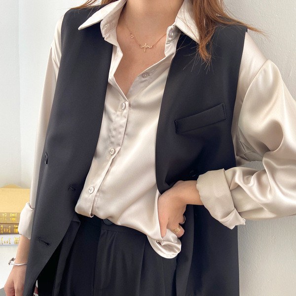 Naiste tekstiilist vest nööpide ja vööga