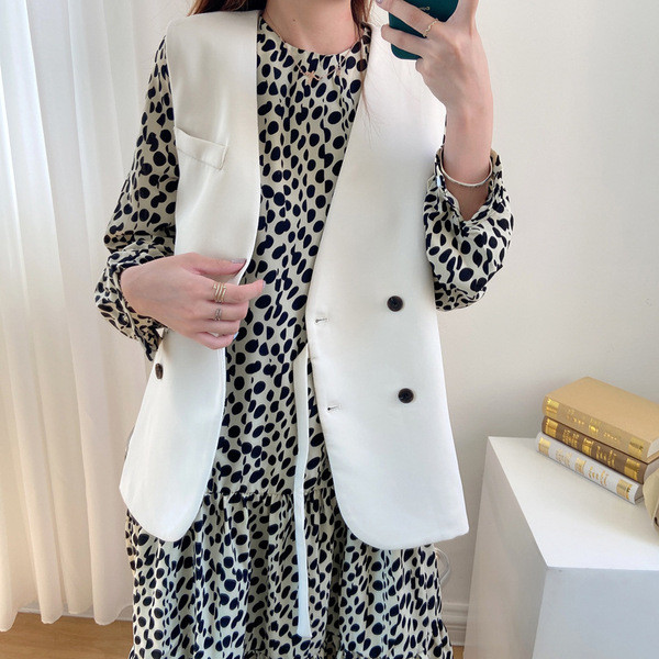 Naiste tekstiilist vest nööpide ja vööga