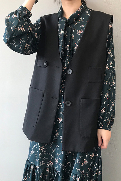 Lai nööpide ja taskutega tekstiilist vest