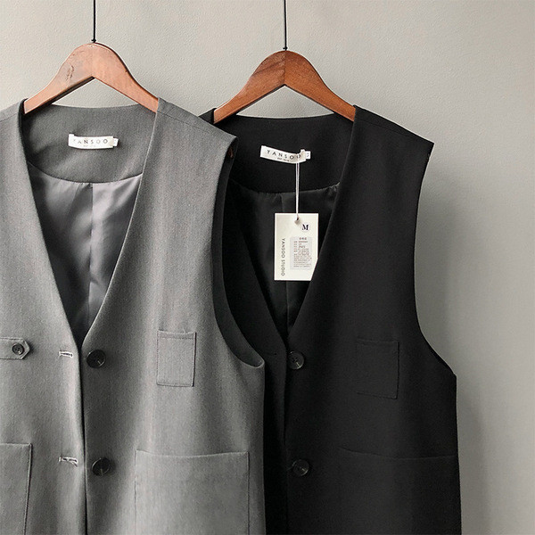 Lai nööpide ja taskutega tekstiilist vest