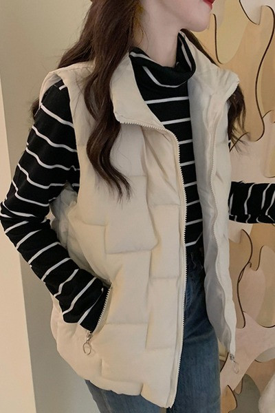 Naiste sügisvest taskute ja kõrge kraega