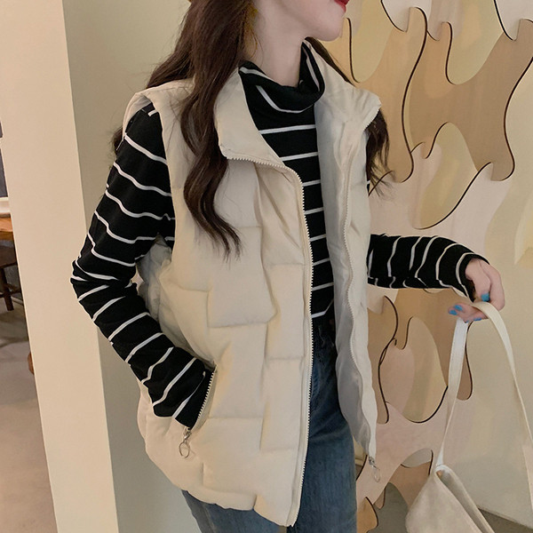 Naiste sügisvest taskute ja kõrge kraega