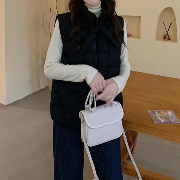 Naiste sügisvest taskute ja kõrge kraega