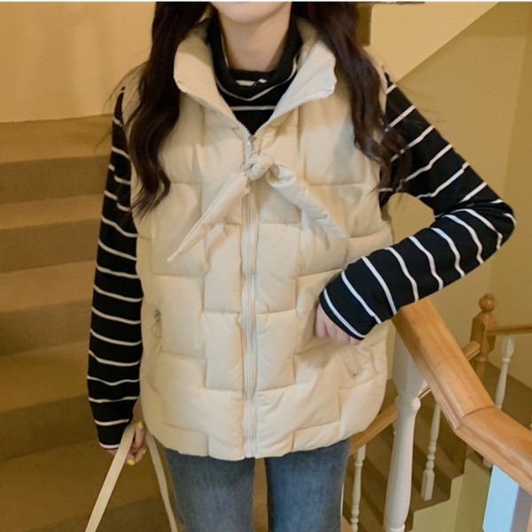 Naiste sügisvest taskute ja kõrge kraega