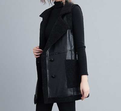 Šiuolaikinė moteriška liemenė su minkštu pamušalu ir vidutinio ilgio