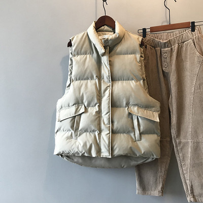 Asümmeetriline nööpide ja kõrge kraega mudel