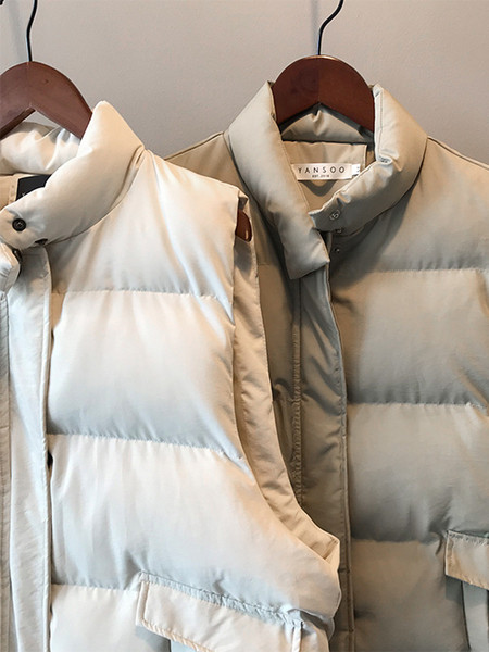 Asümmeetriline nööpide ja kõrge kraega mudel