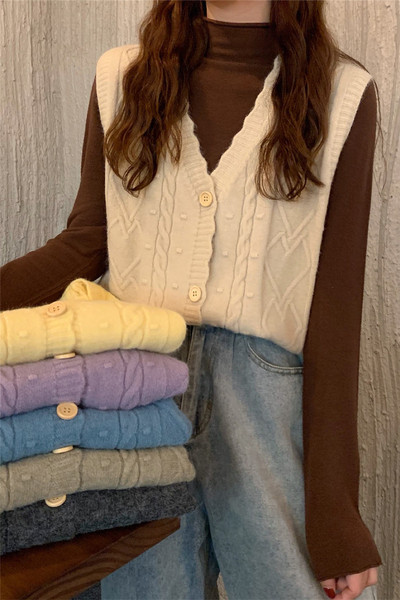 Šiuolaikinė megzta moteriška liemenė su V formos apykakle ir sagomis