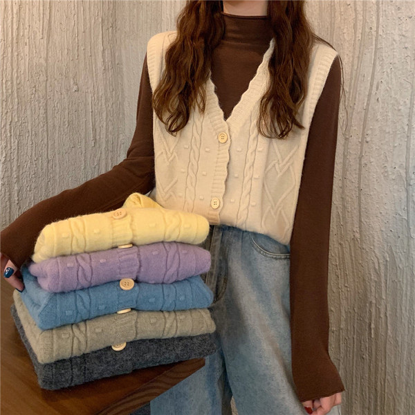 Šiuolaikinė megzta moteriška liemenė su V formos apykakle ir sagomis