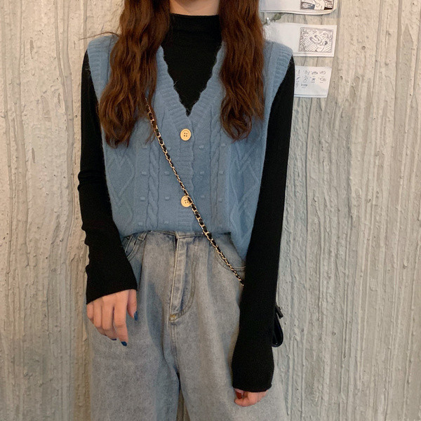 Šiuolaikinė megzta moteriška liemenė su V formos apykakle ir sagomis