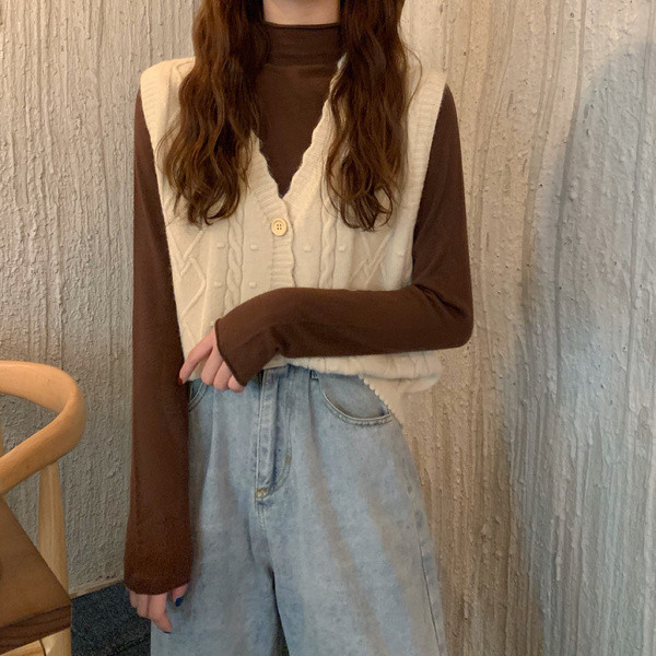 Šiuolaikinė megzta moteriška liemenė su V formos apykakle ir sagomis