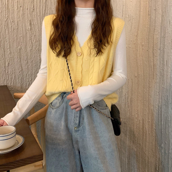 Šiuolaikinė megzta moteriška liemenė su V formos apykakle ir sagomis