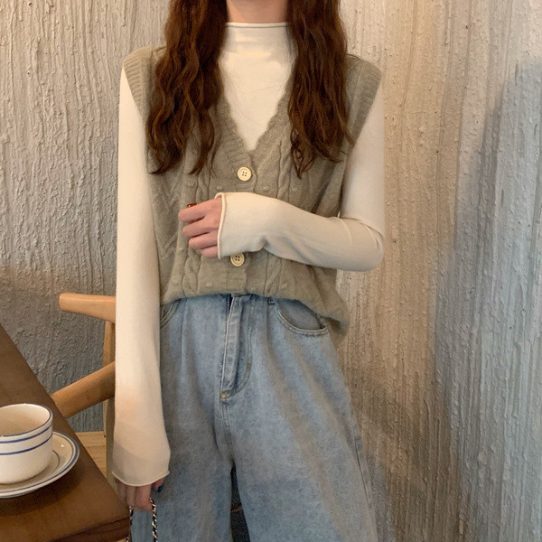 Šiuolaikinė megzta moteriška liemenė su V formos apykakle ir sagomis