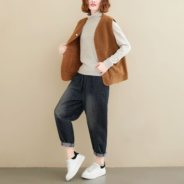 Uut mudelit spits-kaelusega taskutega naistevest