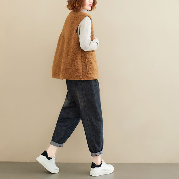 Uut mudelit spits-kaelusega taskutega naistevest