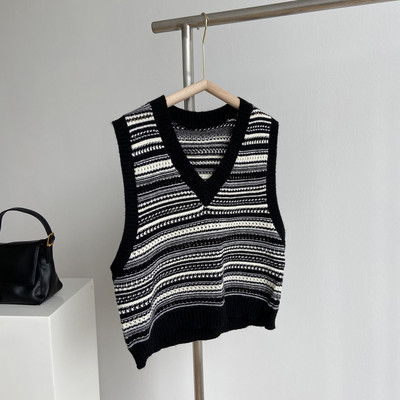 Kootud spits-kaelusega naistevesti külge