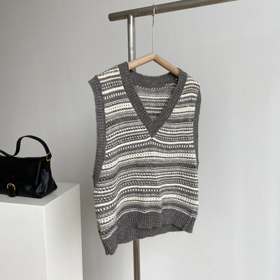 Kootud spits-kaelusega naistevesti külge