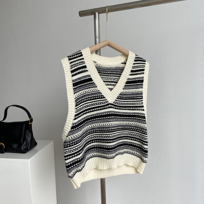 Kootud spits-kaelusega naistevesti külge