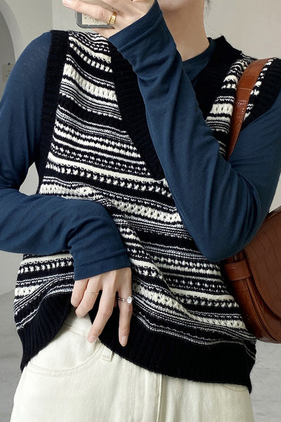 Kootud spits-kaelusega naistevesti külge