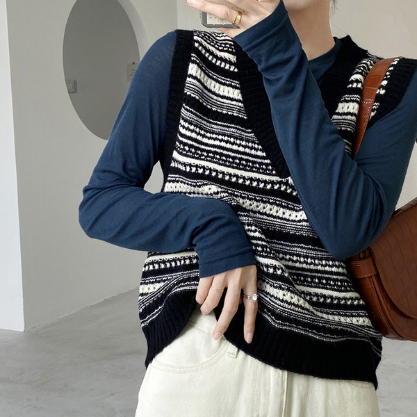 Kootud spits-kaelusega naistevesti külge