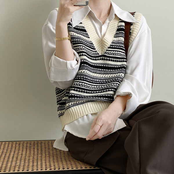 Kootud spits-kaelusega naistevesti külge