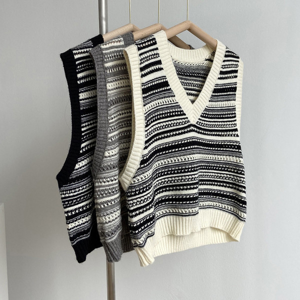 Kootud spits-kaelusega naistevesti külge