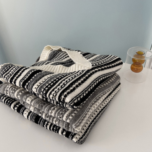 Kootud spits-kaelusega naistevesti külge