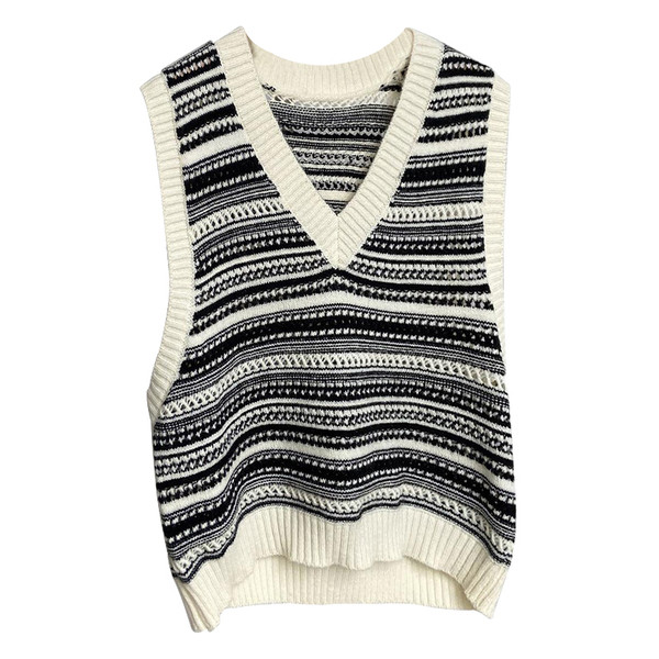 Kootud spits-kaelusega naistevesti külge