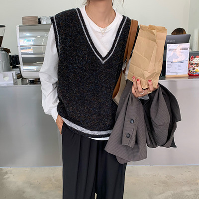 Γυναικείο πλεκτό γιλέκο με λαιμόκοψη