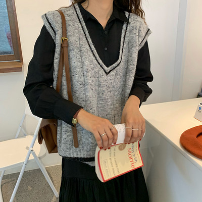 Γυναικείο πλεκτό γιλέκο με λαιμόκοψη