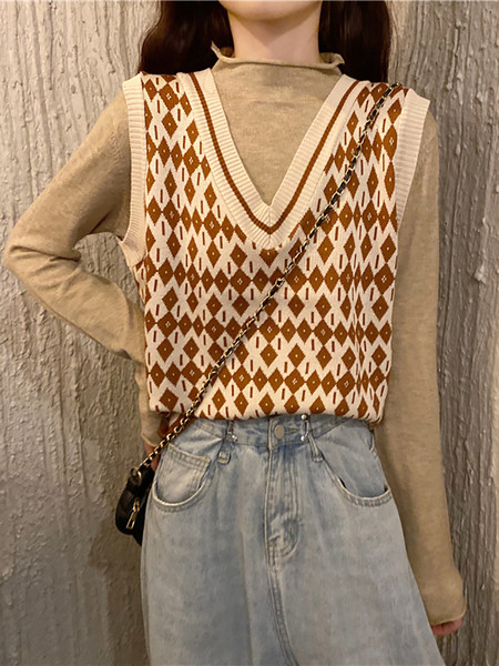 V-kaelusega ja lillemustriga kootud naiste vest