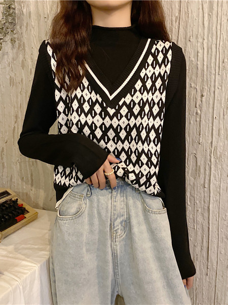 V-kaelusega ja lillemustriga kootud naiste vest