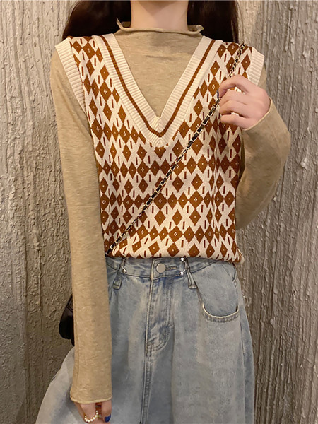 V-kaelusega ja lillemustriga kootud naiste vest