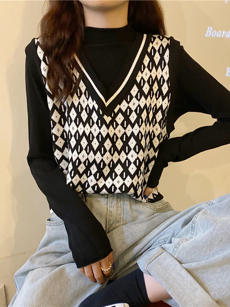 V-kaelusega ja lillemustriga kootud naiste vest