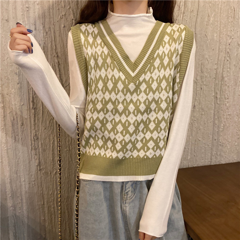 V-kaelusega ja lillemustriga kootud naiste vest