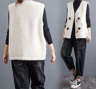 Taskute ja spitsikaelusega naiste talvesulevest