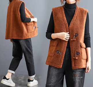 Taskute ja spitsikaelusega naiste talvesulevest