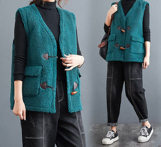 Taskute ja spitsikaelusega naiste talvesulevest